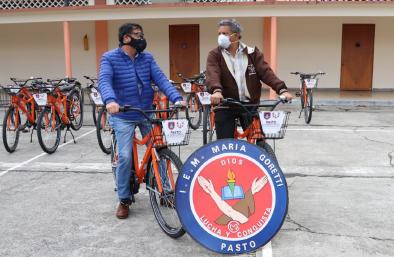 Alcaldía de Pasto llegó a la I.E.M. María Goretti para seguir con la entrega de bicicletas y promover el uso de los medios alternativos de transporte Alcaldía de Pasto llegó a la I.E.M. María Goretti para seguir con la entrega de bicicletas y promover el uso de los medios alternativos de transporte